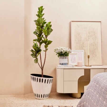 DASH WITH SLOPY TOP WHITE BLACK METAL PLANTER